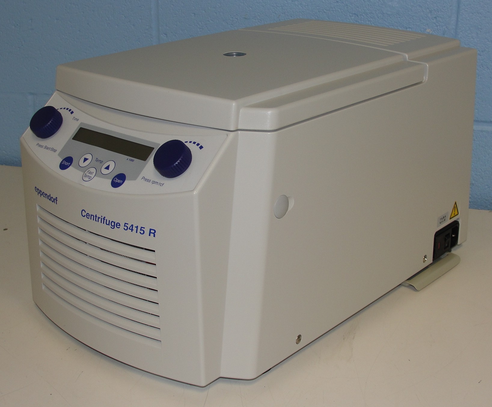 Eppendorf 5415R Refrigerated Microcentrifuge with F452411 rotor